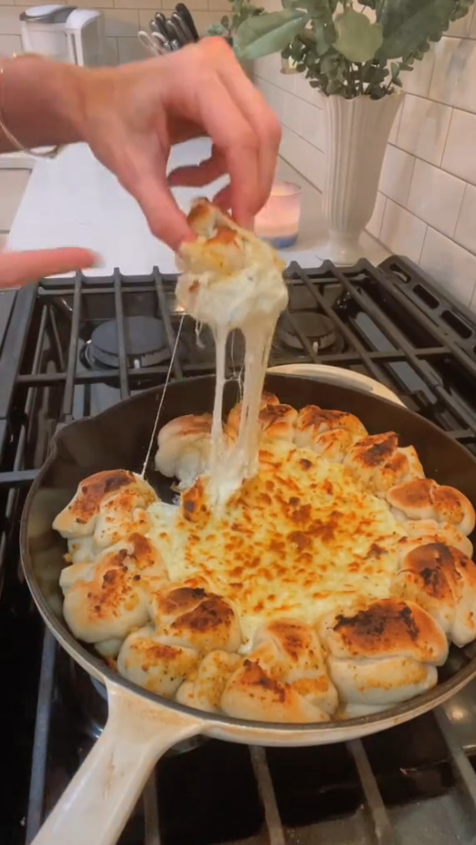 Garlic Knot Pizza Dip